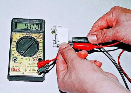 Подсоединяем щупы омметра к выводам переключателя 