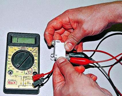 нажимаем на рычажок – контакты должны разомкнуться 