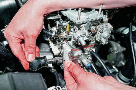 Установив новый переключатель, регулируем его положение на кронштейне карбюратора