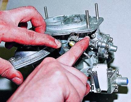 Нажимая на трехплечий рычаг (если карбюратор на автомобиле, то вытянув рукоятку «подсоса»)