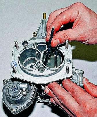 Сверлом диаметром 5,5 мм проверяем величину зазора 