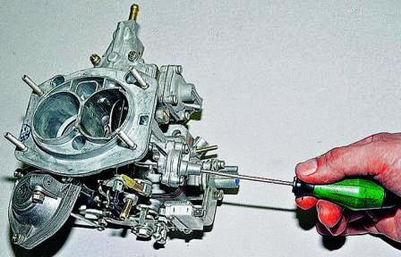 Тонкой отверткой, вращая регулировочный винт, изменяем величину зазора