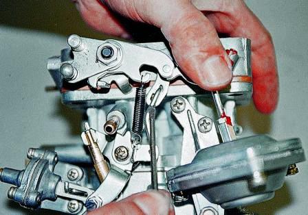 либо переставив тягу в другое отверстие рычага