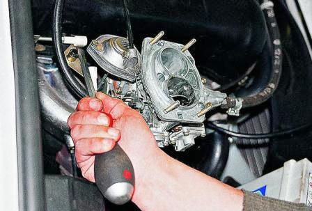 Снимаем наконечник продольной тяги с промежуточного рычага