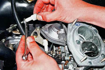 Ослабив контргайку, сокращаем длину тяги