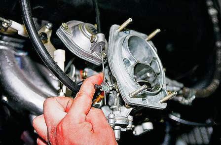 Нажав на трехплечий рычаг, полностью открываем воздушную заслонку