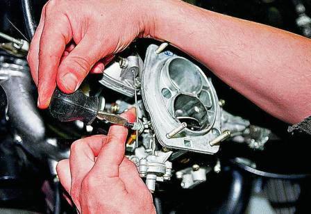 в таком положении заворачиваем стопорный винт