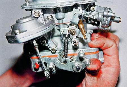 Поворачиваем рычаг привода дроссельных заслонок 