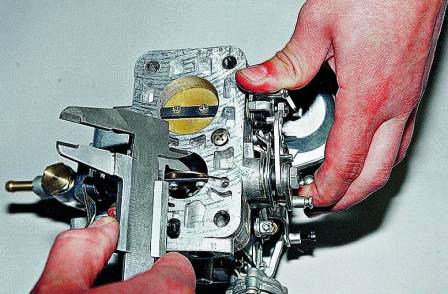 Поворачивая рычаг, открываем полностью дроссельную заслонку первой камеры