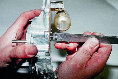 штангенциркулем измеряем расстояние между прокладкой крышки и поплавком