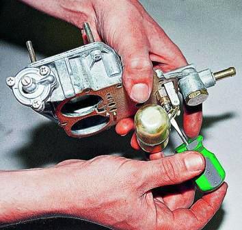 При необходимости регулируем зазор