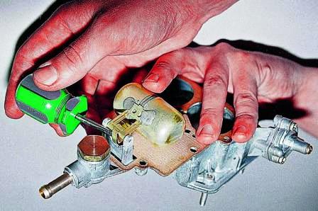 При необходимости подгибаем верхний язычок поплавка