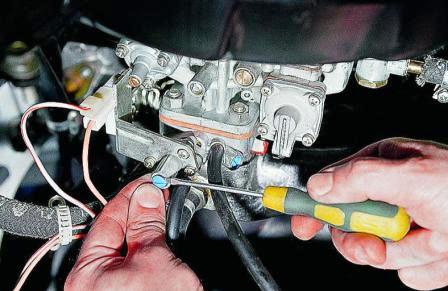 на эти винты напрессованы ограничительные пластмассовые втулки