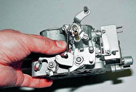 Снимаем возвратную пружину.