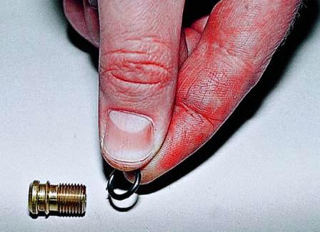 Вынимаем жиклер