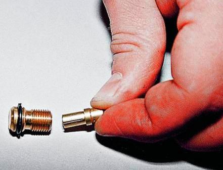 Снимаем с корпуса резиновое уплотнительное кольцо