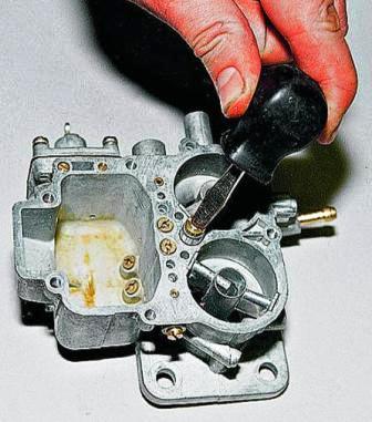 Отворачиваем клапан ускорительного насоса