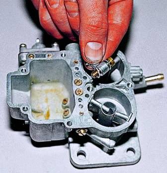 Снимаем распылитель с клапаном и уплотнительными прокладками 