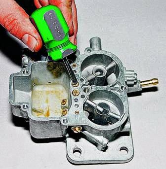 Отворачиваем воздушные жиклеры