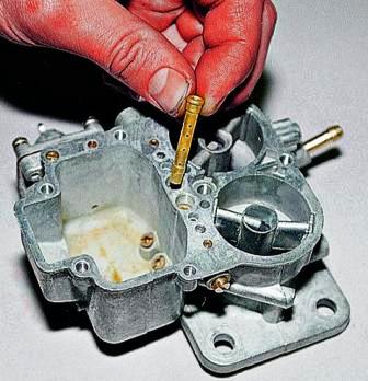 Извлекаем из каналов эмульсионные трубки главной дозирующей системы