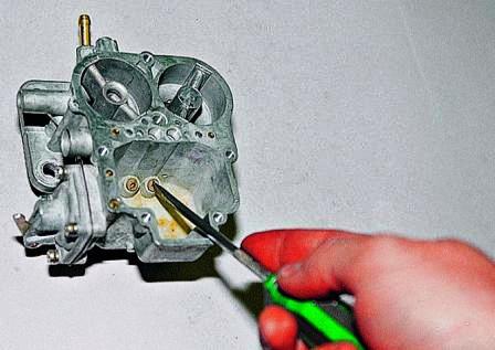 Отворачиваем главные топливные жиклеры