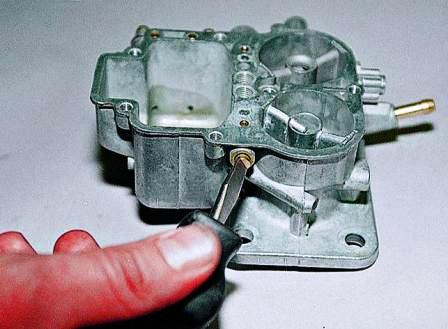 Отворачиваем корпус топливного жиклера переходной системы