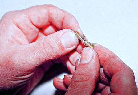 Вынимаем топливный жиклер из корпуса