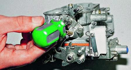 отверткой отворачиваем винт крепления трехплечего рычага