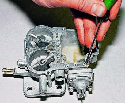 Отворачиваем регулировочный винт ускорительного насоса