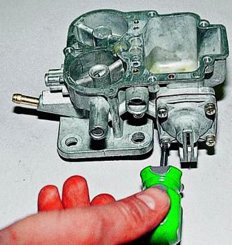 отворачиваем четыре винта крепления крышки ускорительного насоса