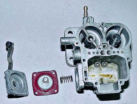 Снимаем крышку, диафрагму и вынимаем пружину
