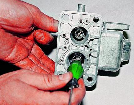 Ручкой отвертки осторожно выбиваем диффузоры