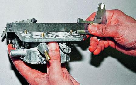 Линейкой на просвет проверяем основание корпуса на искривление
