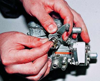 снимаем кронштейн крепления пружины