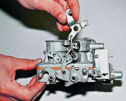 Снимаем рычаг вместе с тягой