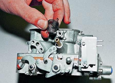 снимаем пружину