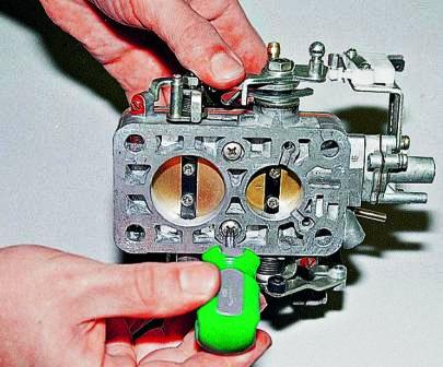 Отворачиваем два винта крепления корпуса дроссельных заслонок