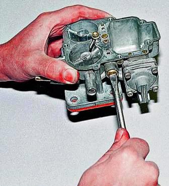 отворачиваем корпус топливного жиклера системы холостого хода