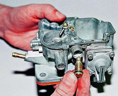 извлекаем корпус жиклера