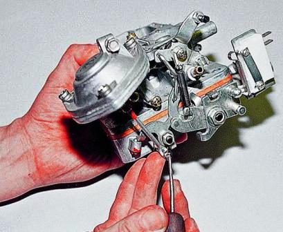 Поддев шилом, снимаем стопорное кольцо тяги пневмопривода 