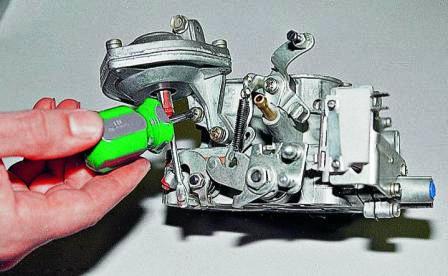 Крестообразной отверткой отворачиваем два винта крепления корпуса пневмопривода