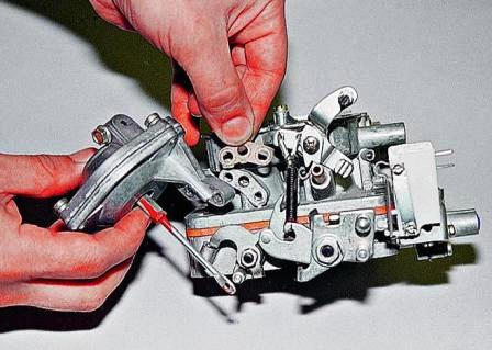 снимаем его и прокладку.