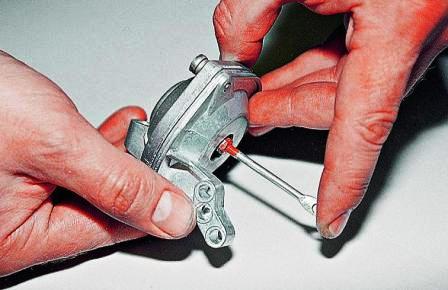 Надавив на шток диафрагмы, закрываем пальцем входное отверстие