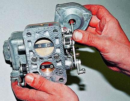 Нажимая на шток, утапливаем его в корпус диафрагменного механизма. 