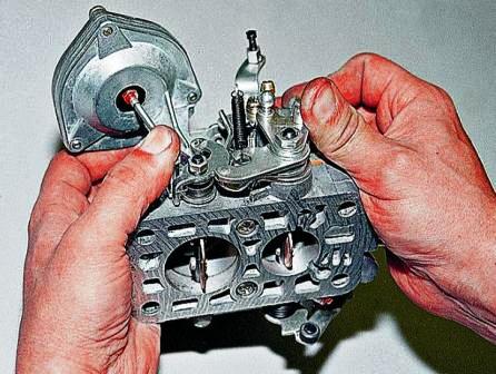 Удерживая шток диафрагмы поджатым, открываем рычагом заслонку первой камеры, при этом заслонка второй должна автоматически открыться