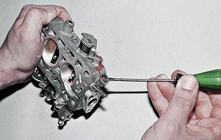 Тонкой отверткой заворачиваем винт качества до упора