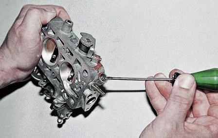 Тонкой отверткой заворачиваем винт качества до упора