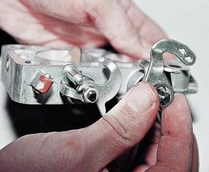 снимаем пружинную шайбу