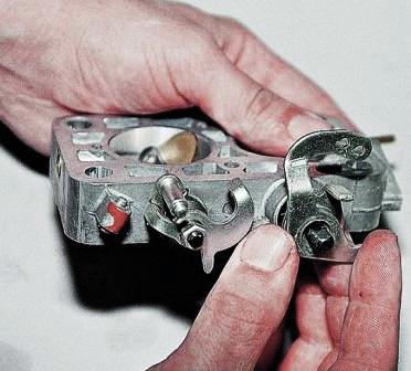 снимаем рычаг связи с воздушной заслонкой