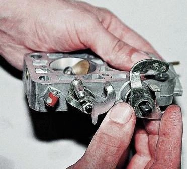 снимаем рычаг связи с воздушной заслонкой